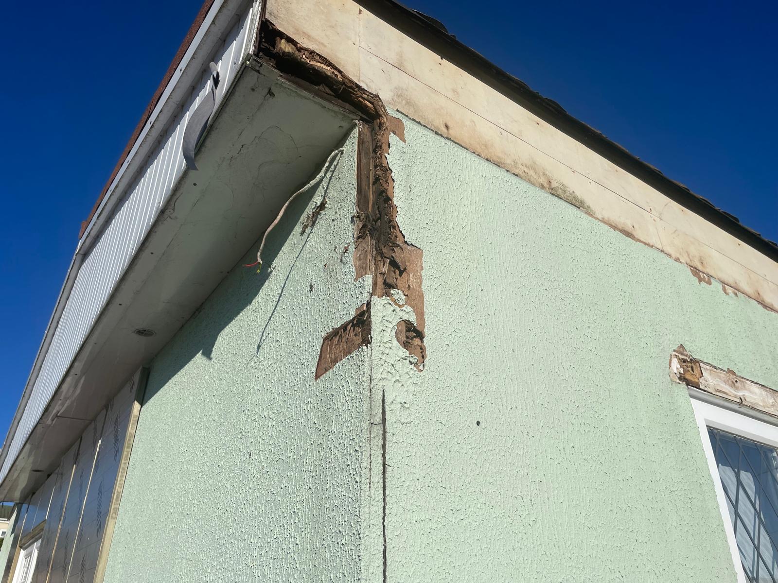 Old park home render showing cracks and weather damage