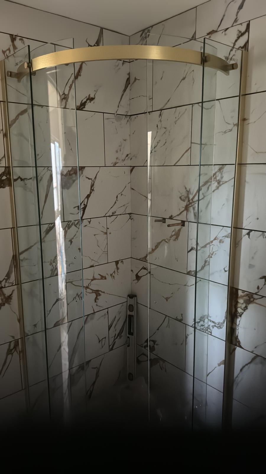 Walk-in shower with marble-effect tiling