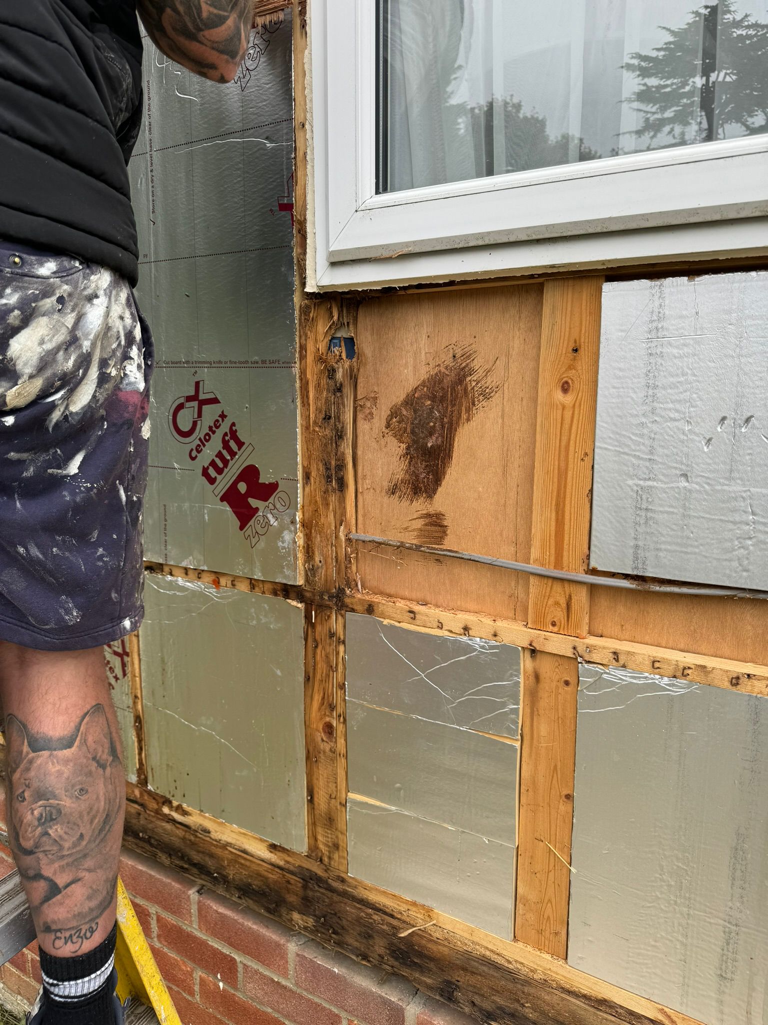 Fitting Celotex Tuff-R insulation boards to the timber frame around a window